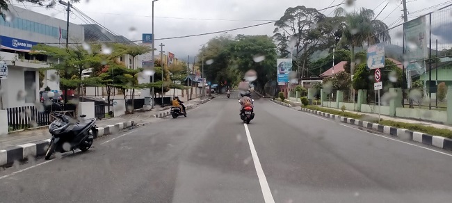 Kawasan jalan Sudirman Padang Panjang yang tampak indah dan asri.